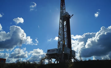 imagen de torre petrolera con cielo azul de fondo